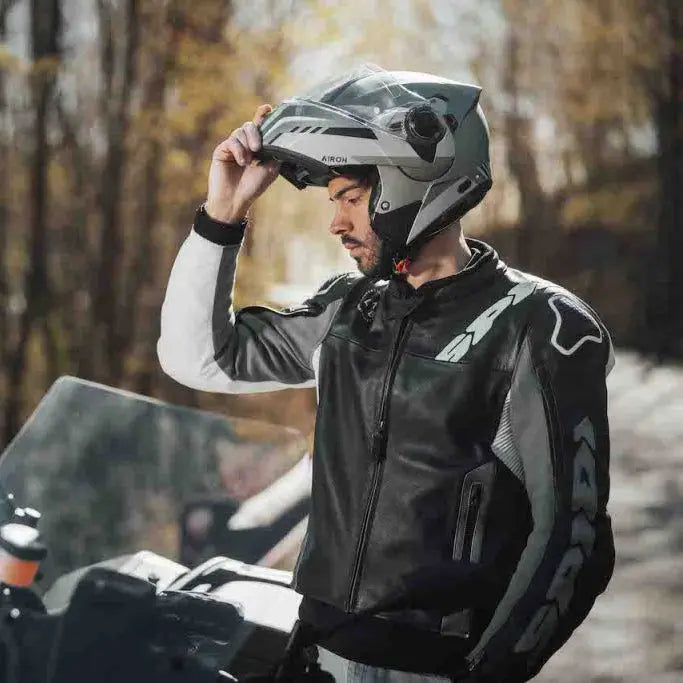 Airoh Specktre Helmet - Modular Freedom with Sporty Versatility - FREE UK Shipping, FREE 365 Day Returns | Moto Central