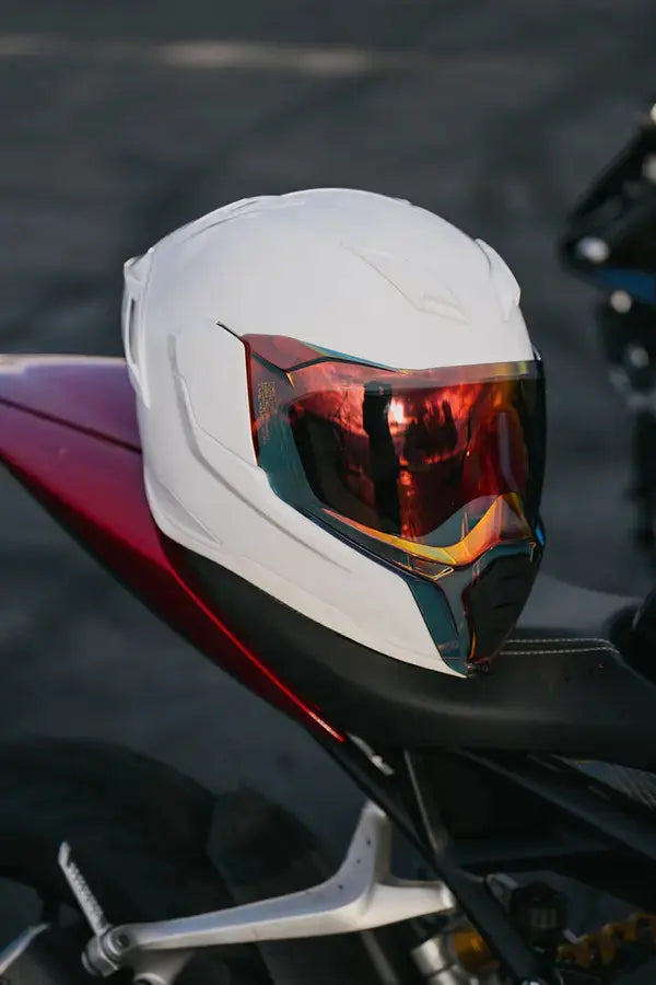 Icon Ultraflite MIPS Gloss White - FREE UK Shipping, FREE 365 Day Returns | Moto Central