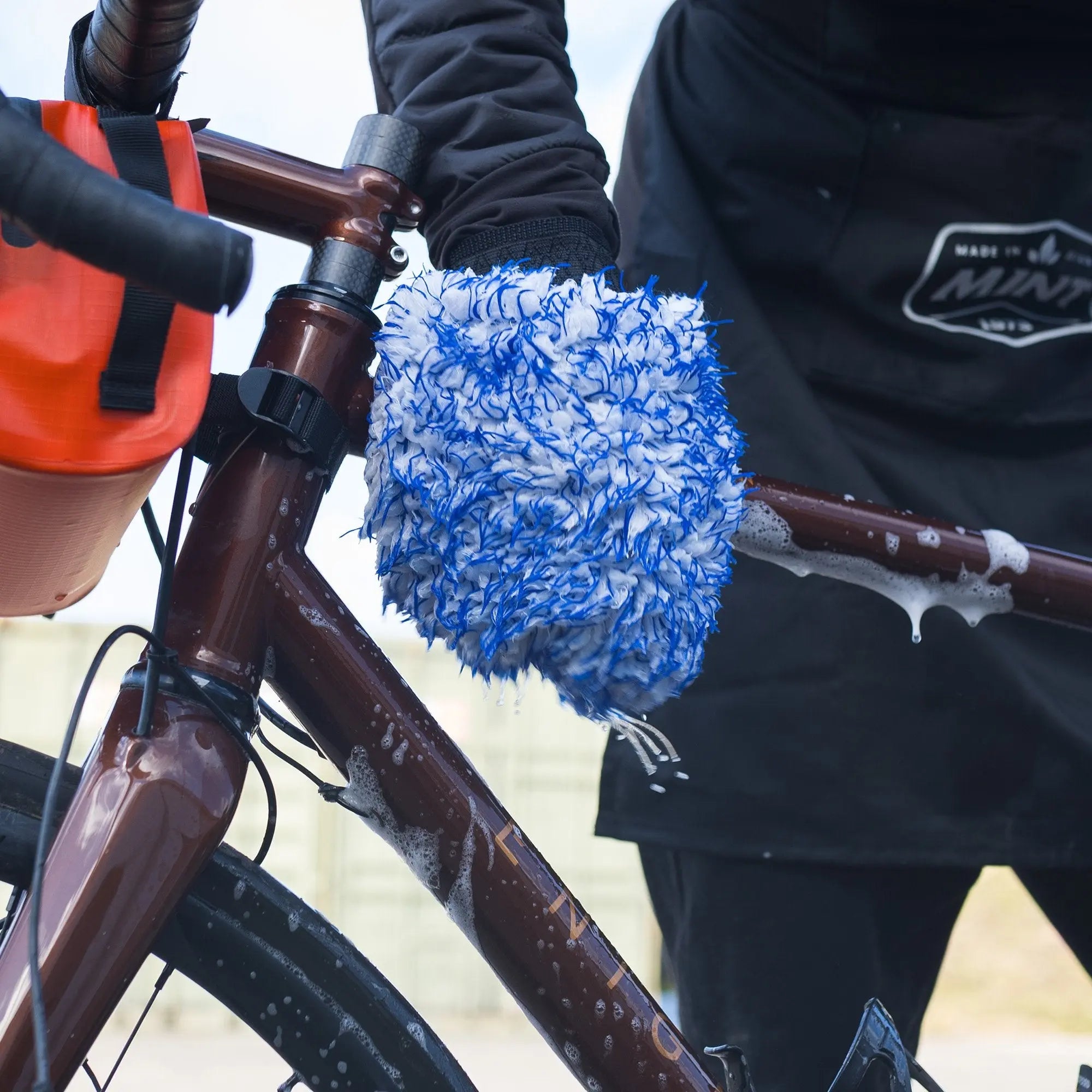 Oxford Plush Microfibre Wash Mitt Blue / White FREE UK Delivery, FREE 365 Day Returns | Moto Central