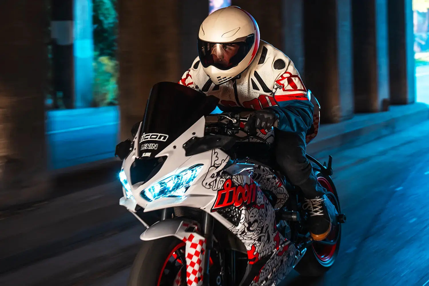 Icon Domain Slabtown Red / White - FREE UK Shipping, FREE 365 Day Returns | Moto Central