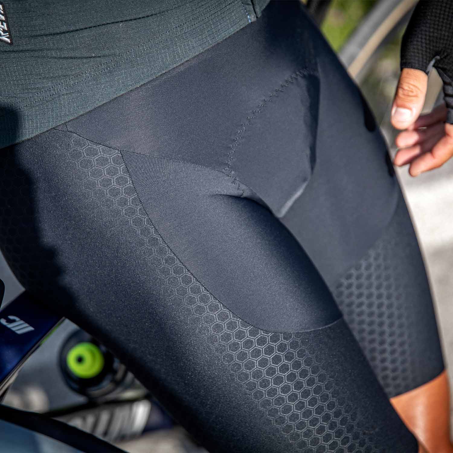 Ale Clothing Hammer 2.0 R-EV1 Bib Shorts Black - FREE UK Shipping, FREE 365 Day Returns | Moto Central