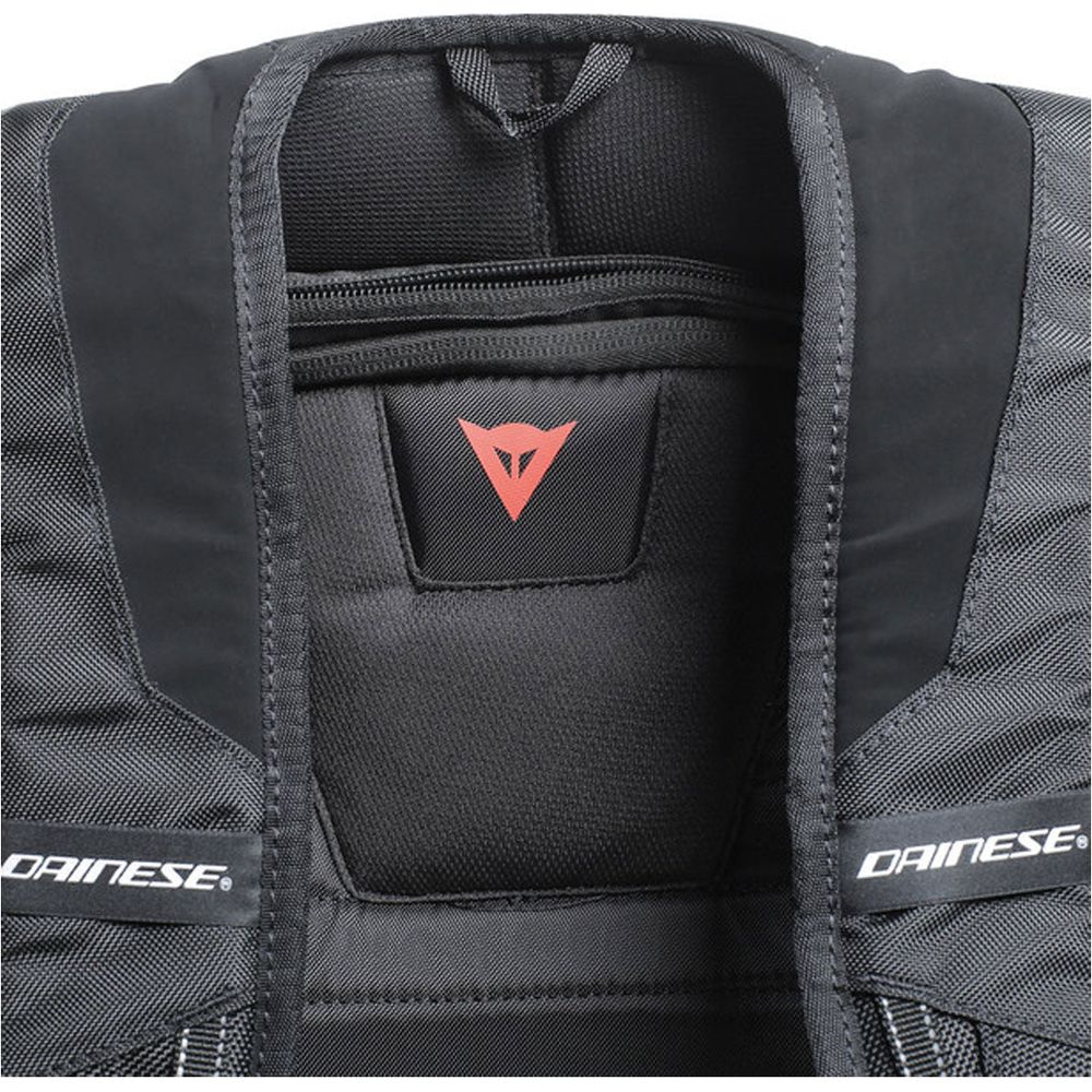 Dainese D Mach Backpack Stealth Black - 22.2 Litres, shoulder harness view
