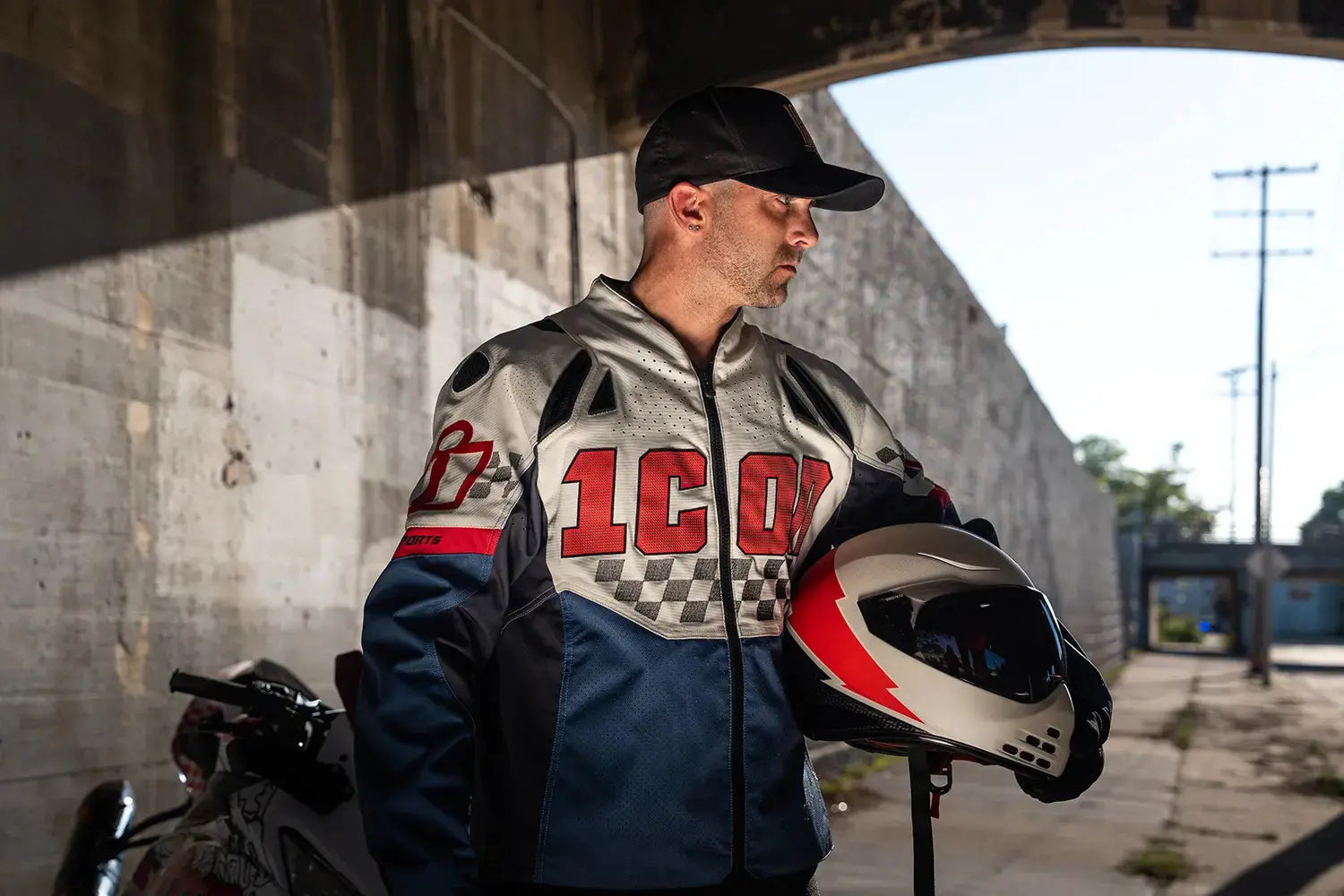 Icon Domain Slabtown Red / White - FREE UK Shipping, FREE 365 Day Returns | Moto Central