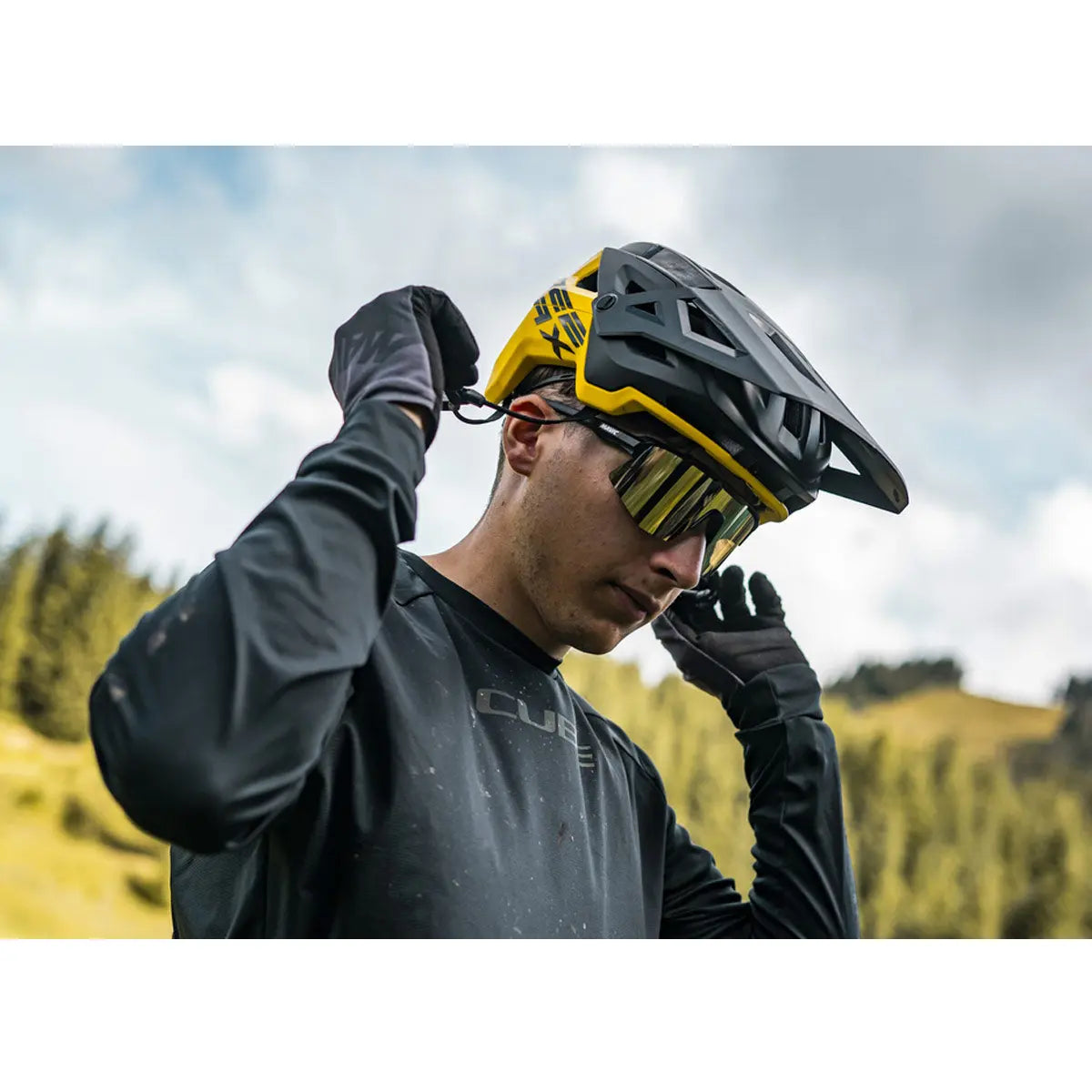 Mavic Deemax Pro Mips Helmet Yellow / Black - FREE UK Shipping, FREE 365 Day Returns | Moto Central