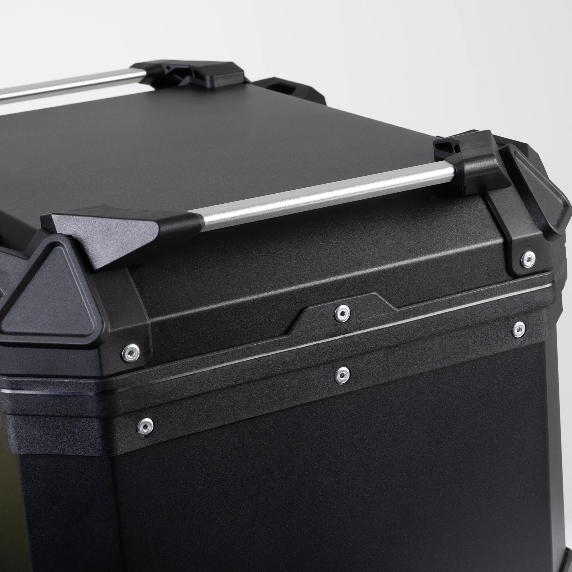 Oxford Roamer Top Box Black - lid rail and corner detail