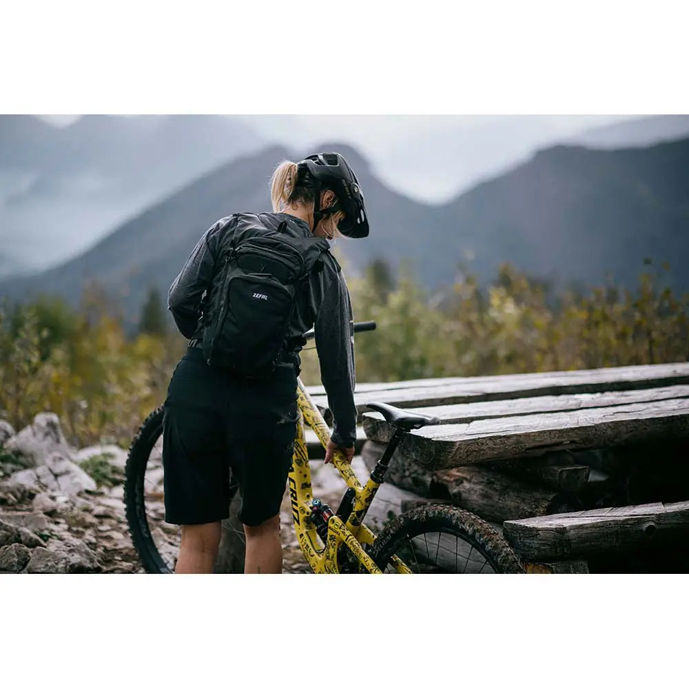 Zefal Z Hydro Enduro Black - 9 L With 3 L Water Bladder - FREE UK Shipping, FREE 365 Day Returns | Moto Central