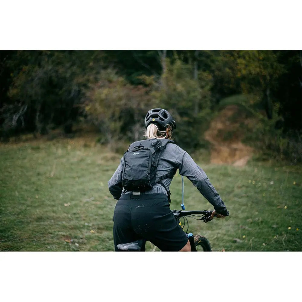 Zefal Z Hydro Enduro Black - 9 L With 3 L Water Bladder - FREE UK Shipping, FREE 365 Day Returns | Moto Central