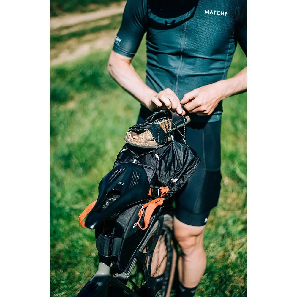 Zefal Z Adventure R17 Saddle Bag Black / Red - 17 L - FREE UK Shipping, FREE 365 Day Returns | Moto Central