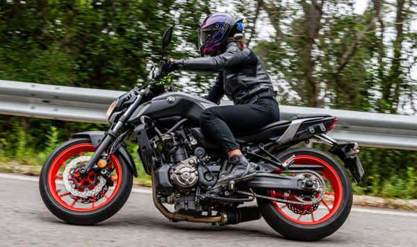 SMK Typhoon Helmet Review: Sporty Full-Face Performance for Everyday Riding - FREE UK Shipping, FREE 365 Day Returns | Moto Central