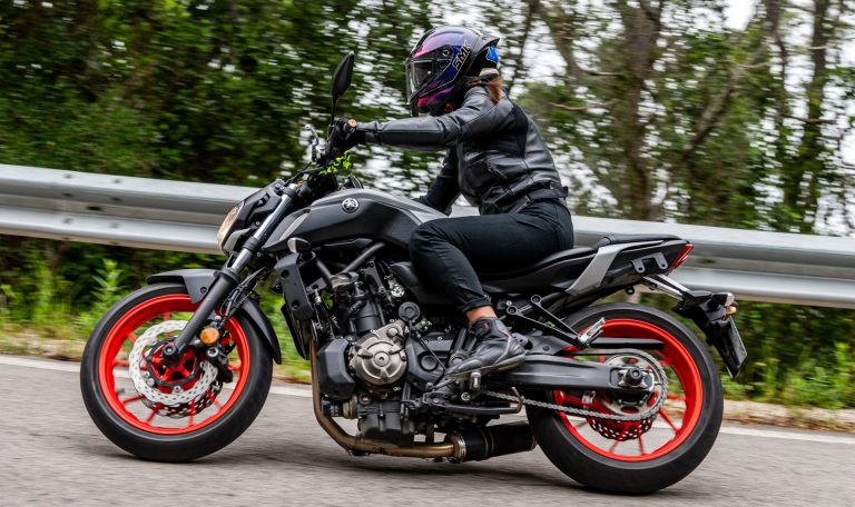 SMK Typhoon Helmet Review: Sporty Full-Face Performance for Everyday Riding - FREE UK Shipping, FREE 365 Day Returns | Moto Central