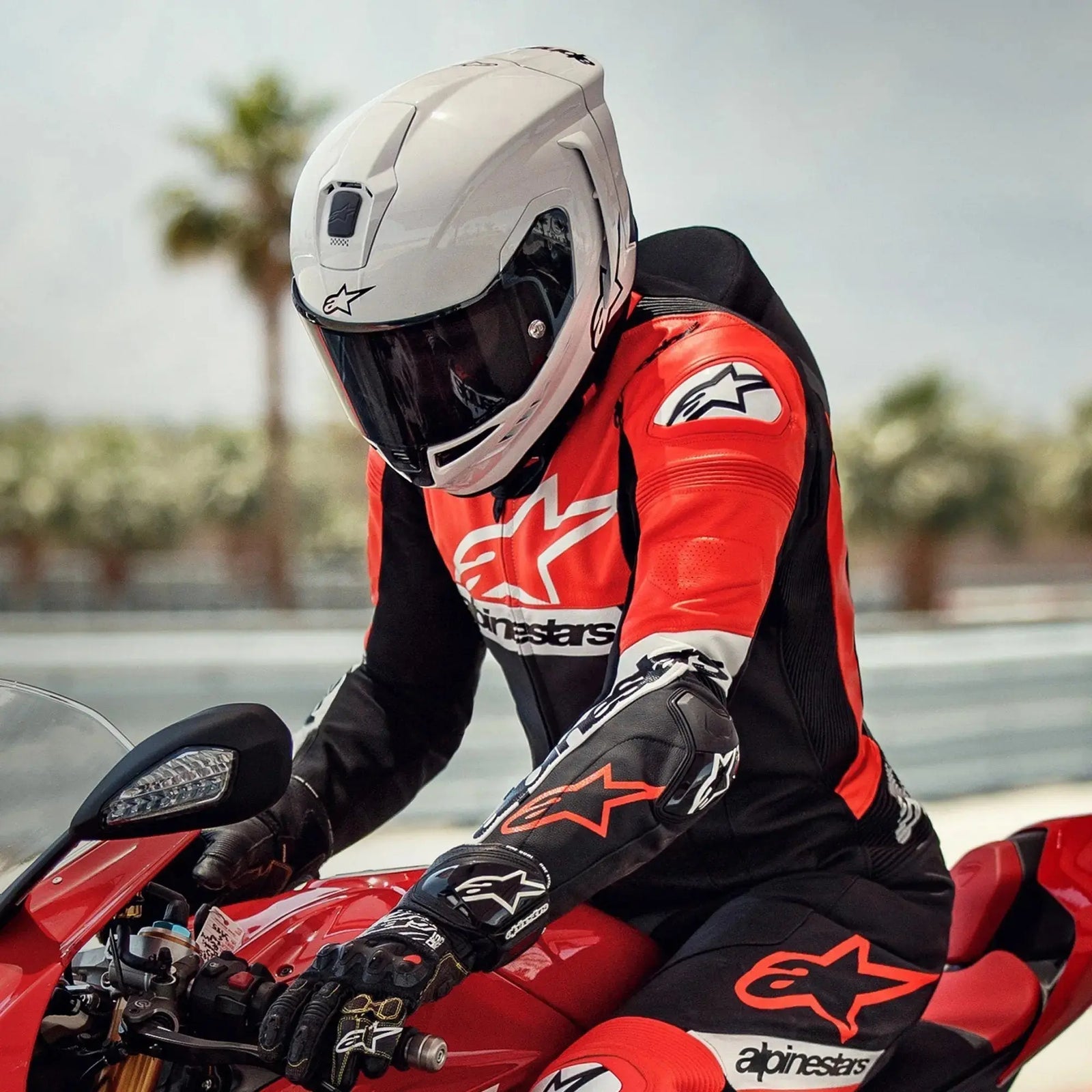 Alpinestars Supertech R10 Helmet - Race-Bred Innovation at the Highest Level - FREE UK Shipping, FREE 365 Day Returns | Moto Central