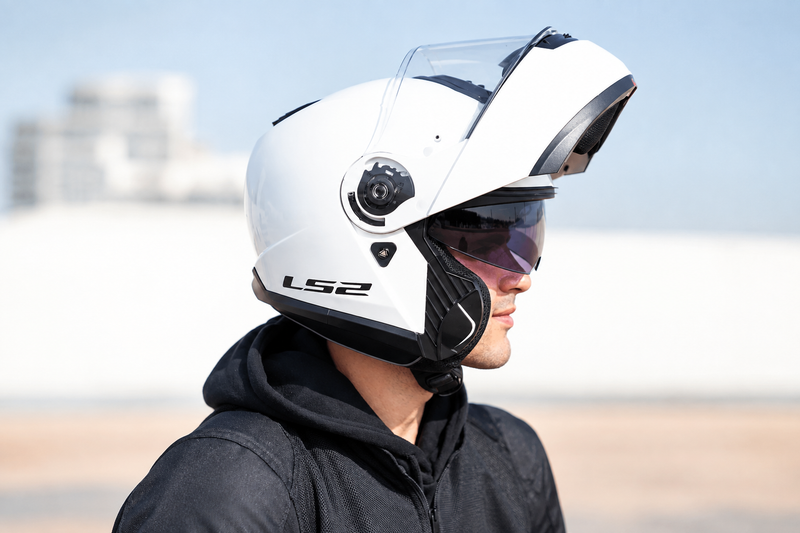 LS2 FF908 Strobe II Helmet Review: Versatile Modular Riding for Commuting and Touring - FREE UK Shipping, FREE 365 Day Returns | Moto Central