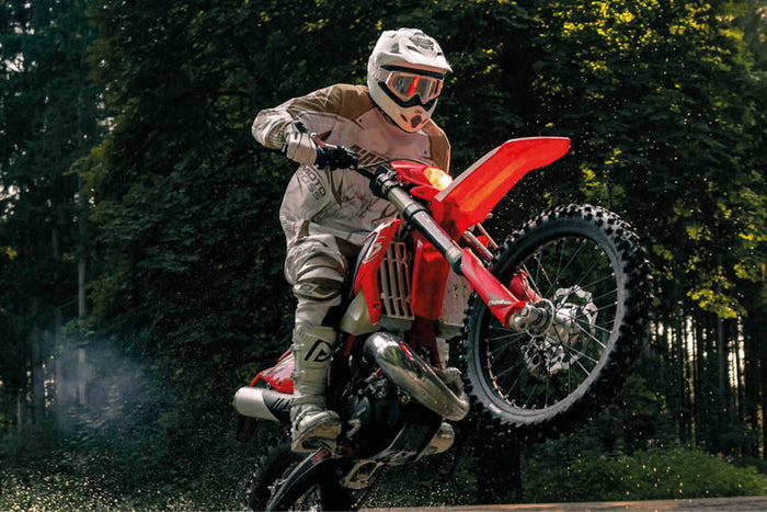 4 New Arai MX-V Evo Colours: Stingray Graphics & FIM White
