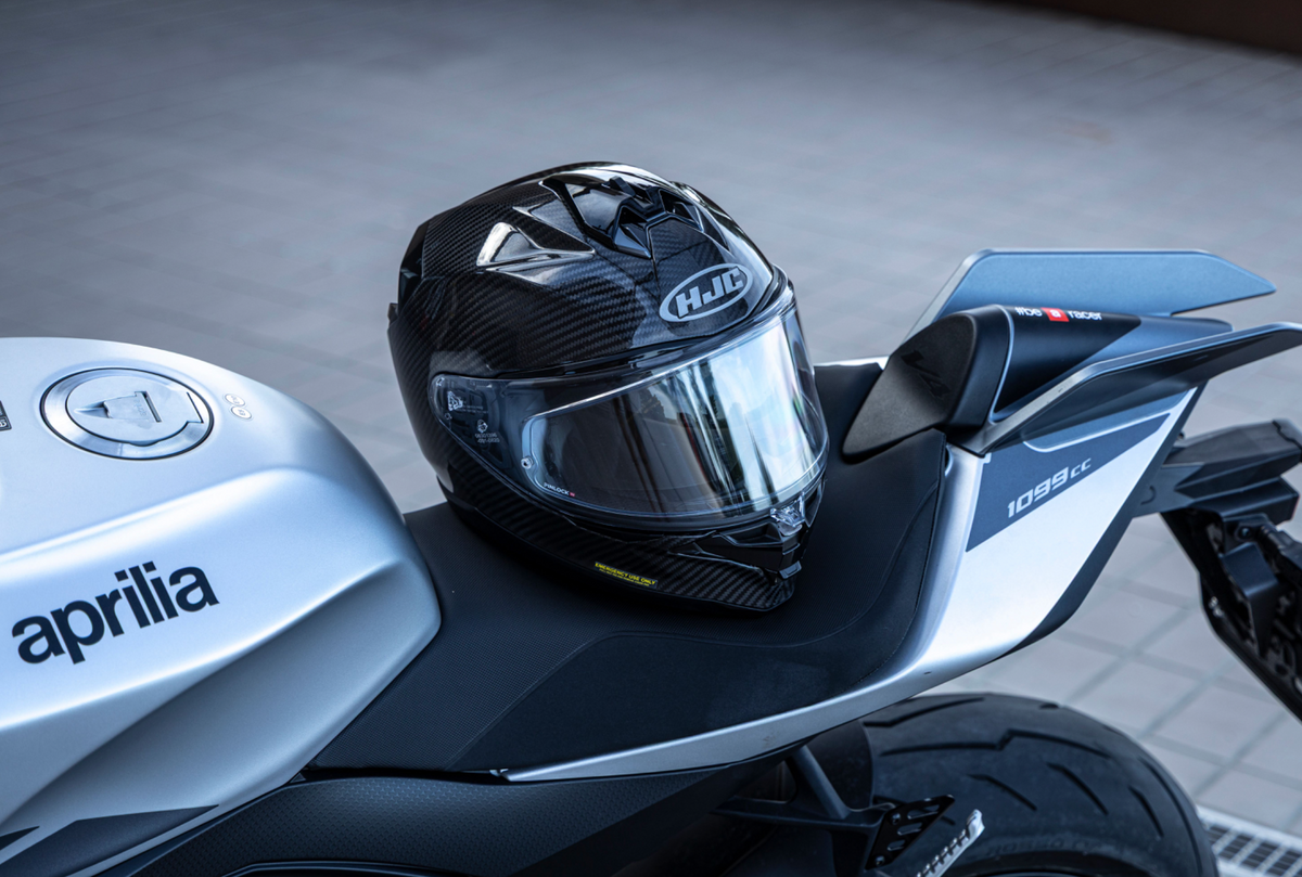 HJC F72 and F72 Carbon sport-touring helmet range