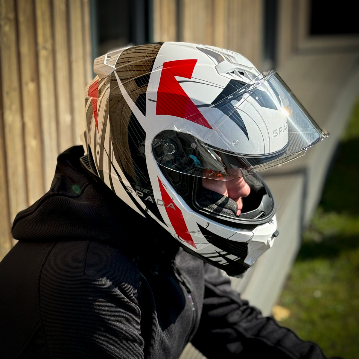 Spada SP18 White / Red FREE UK Delivery, FREE 365 Day Returns | Moto Central