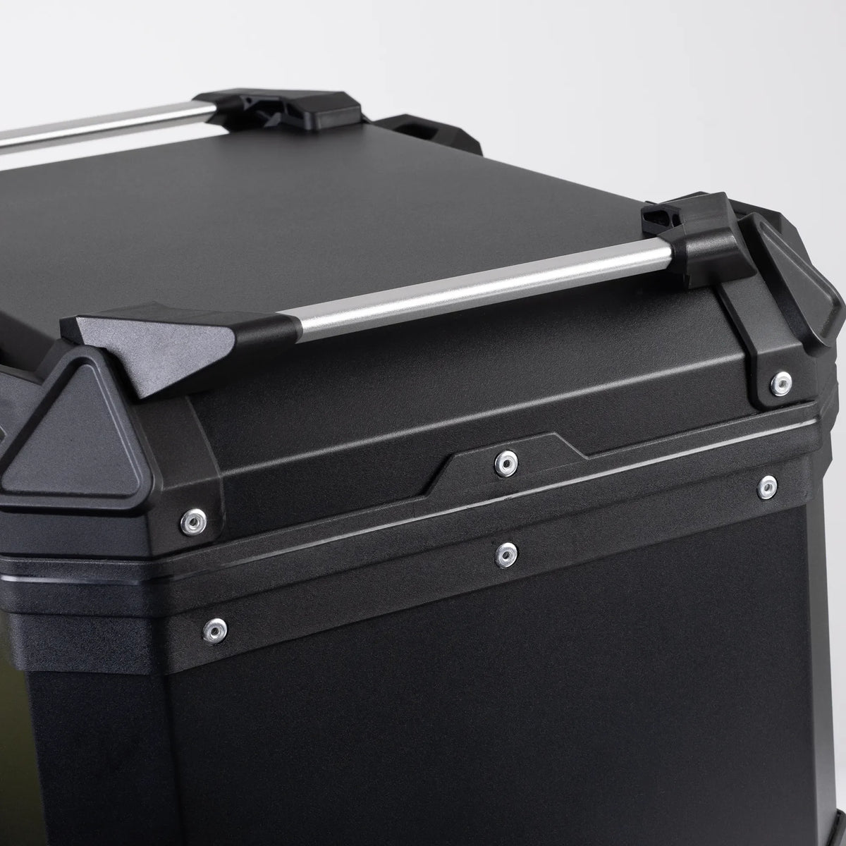 Oxford Roamer Top Box Black - lid rail and corner detail