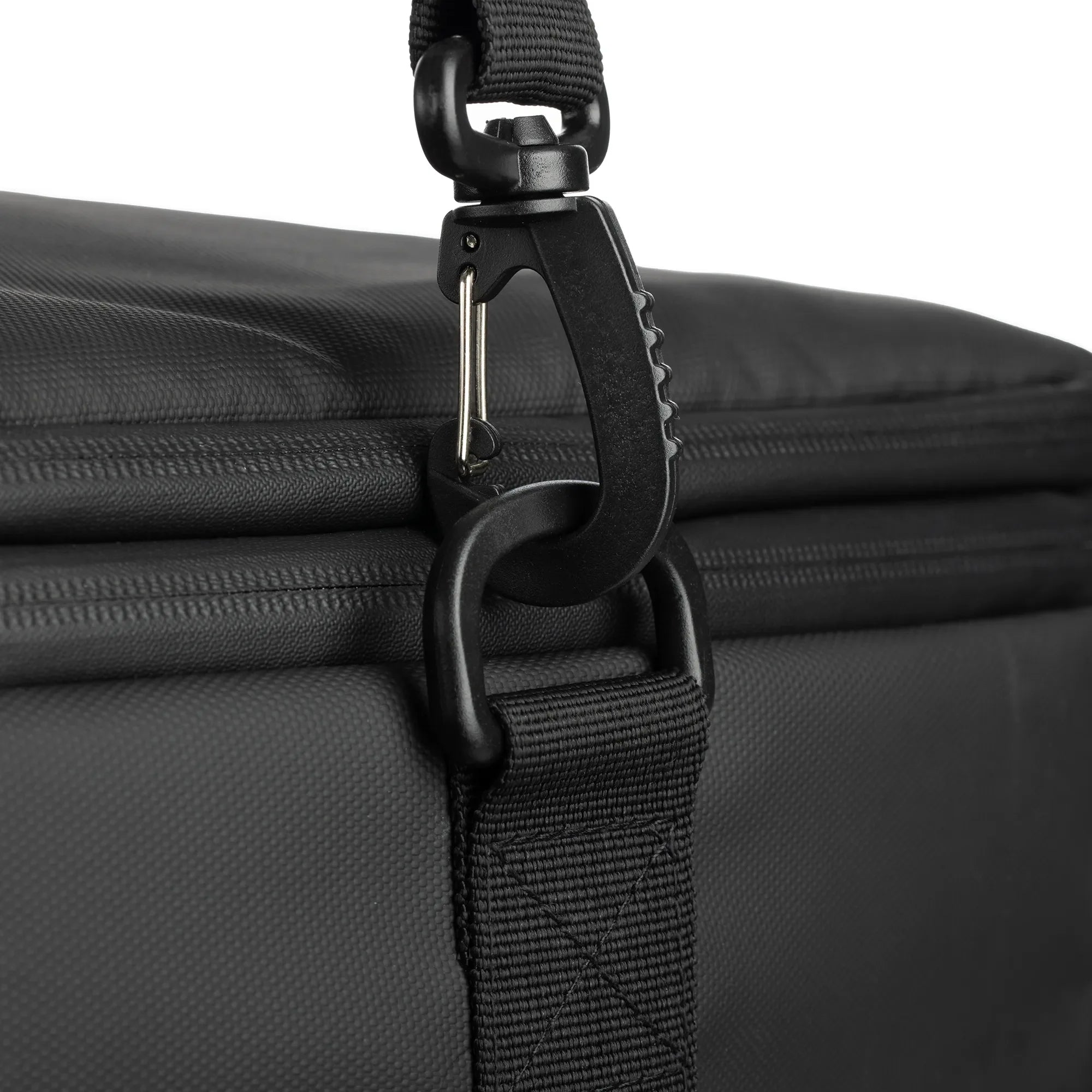 Oxford Roamer Grab Bag Black - 45 Liters - shoulder strap clip detail