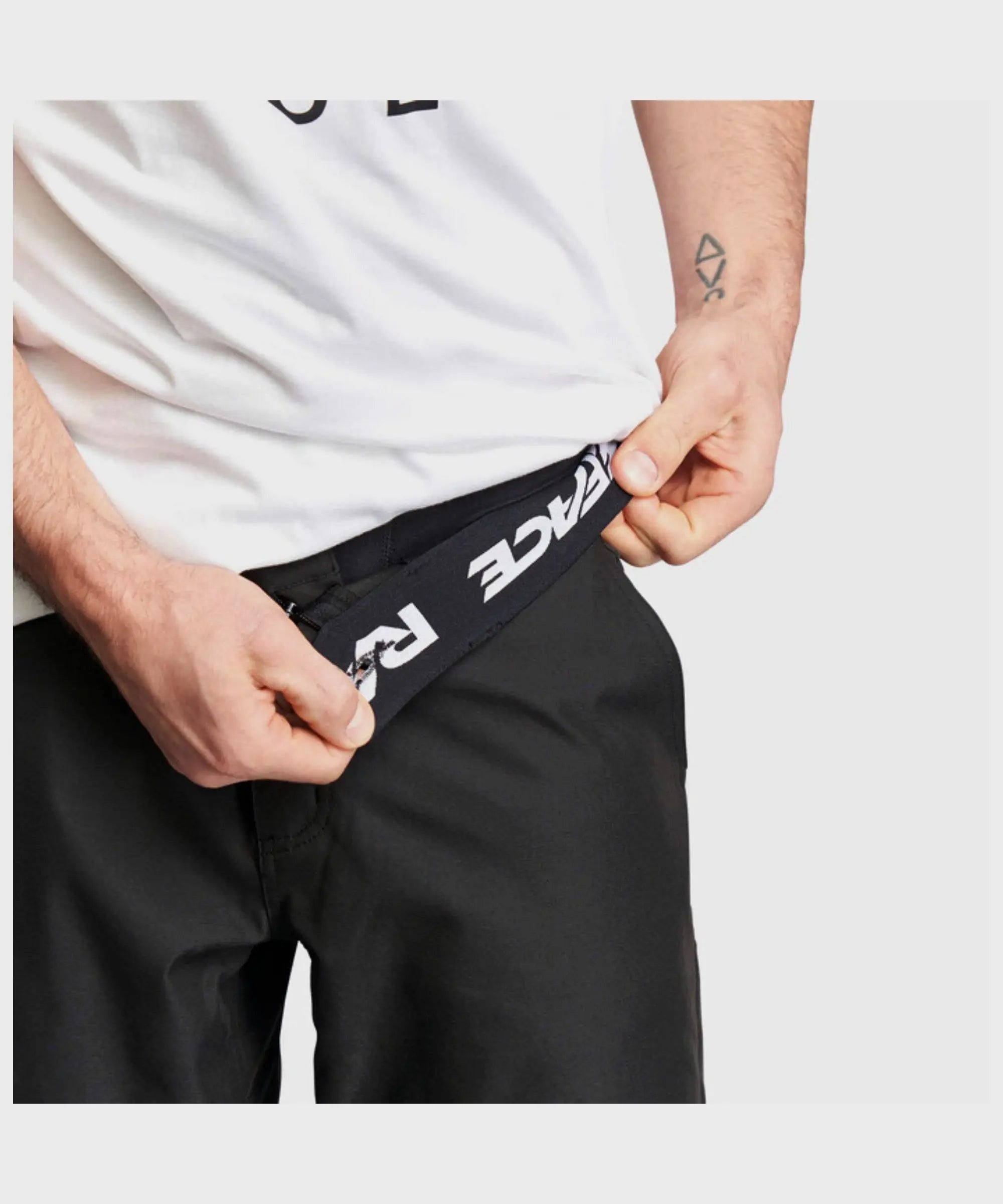 Race Face Traverse Cycle Shorts Black - FREE UK Shipping, FREE 365 Day Returns | Moto Central