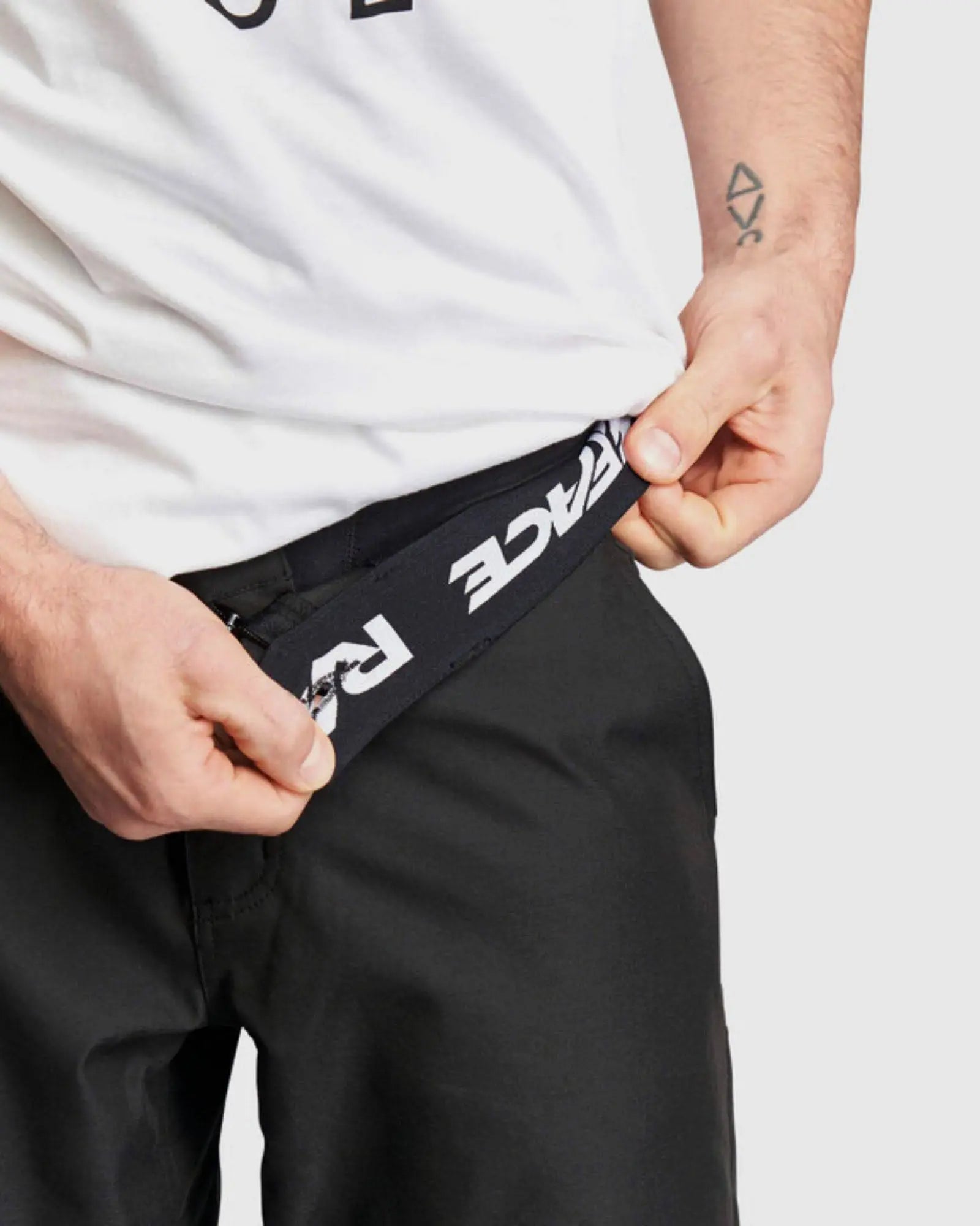 Race Face Traverse Cycle Shorts Black - FREE UK Shipping, FREE 365 Day Returns | Moto Central