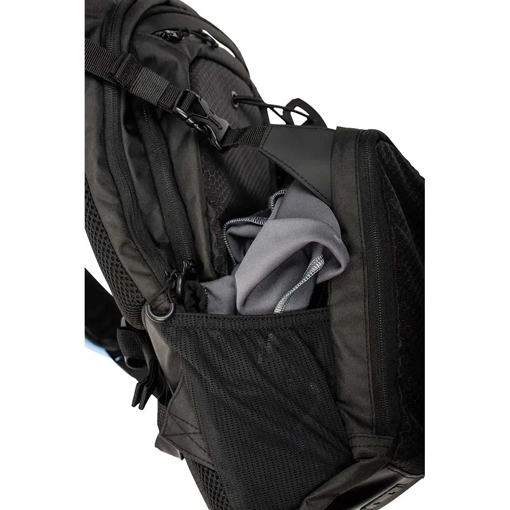 Zefal Z Hydro Enduro Black - 9 L With 3 L Water Bladder - FREE UK Shipping, FREE 365 Day Returns | Moto Central